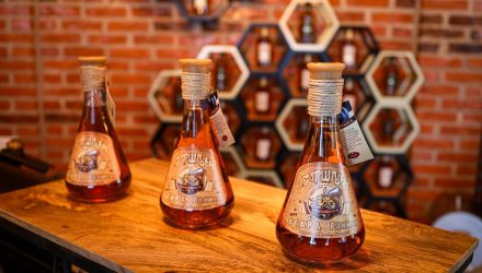 FLaše rakije Stršljen stoje na drvenom stolu a salonu destilerije Stršljen