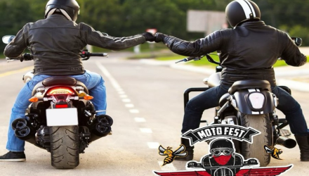 Dva vozača motora se pozdravljaju na Moto-festu