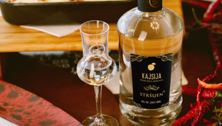 Stršljen rakija pored koje stoji specijaltet